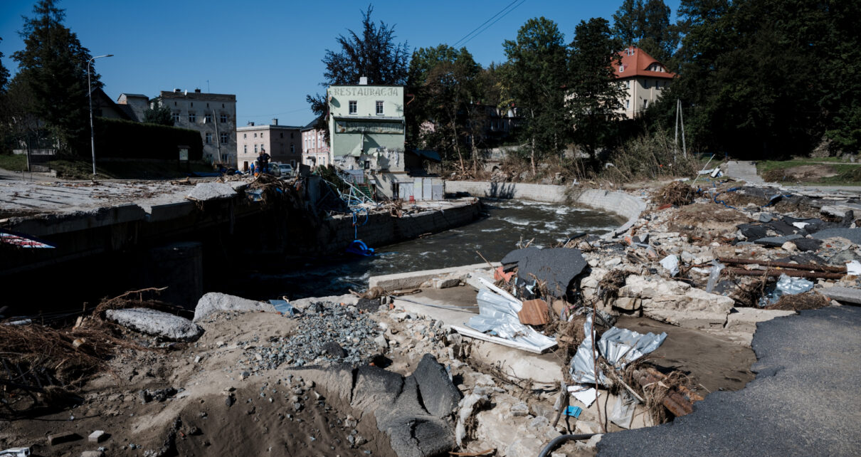 Na zdjęciu miasto zniszczone po powodzi w 2024 r.